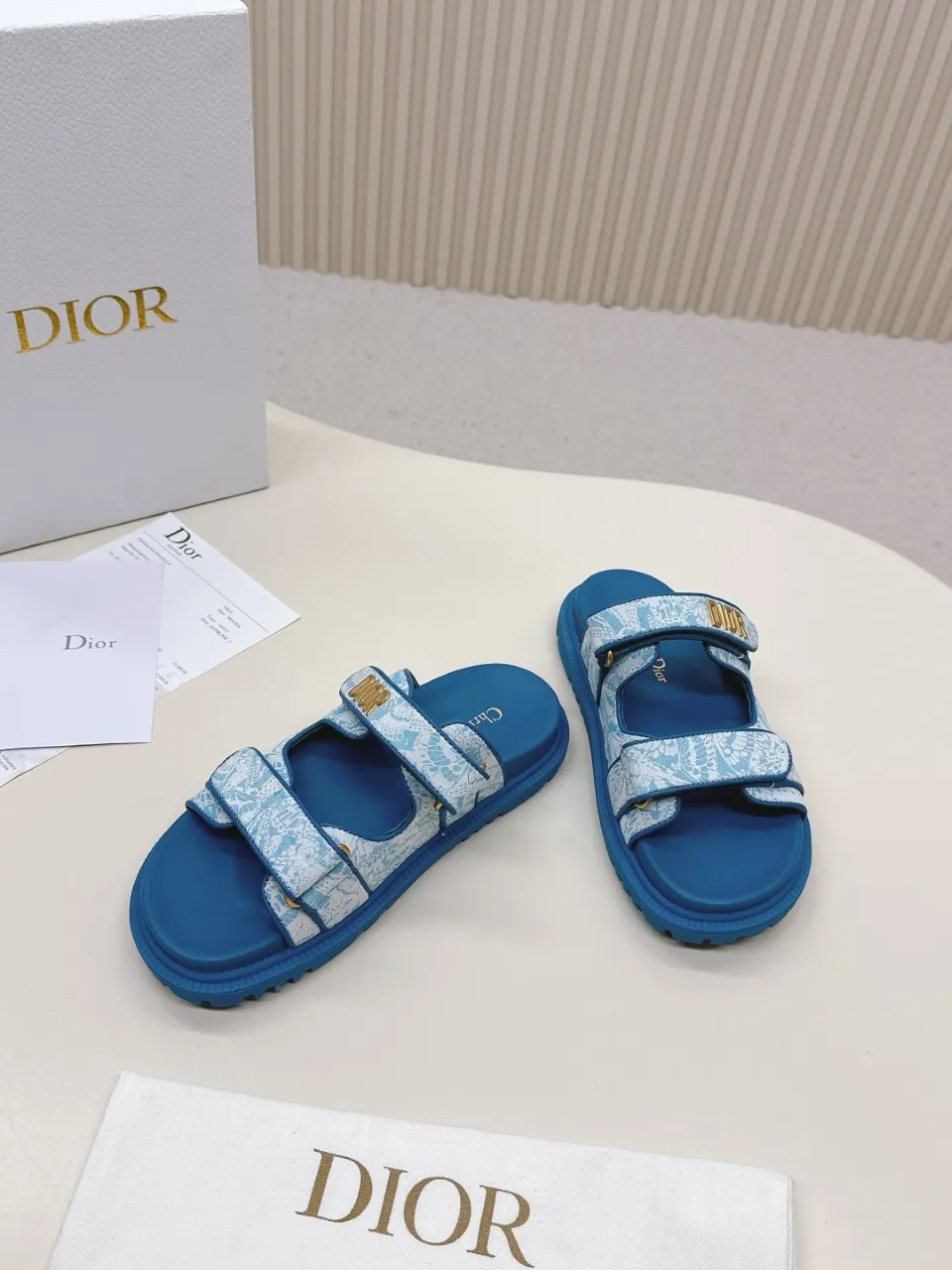 👟👟Ex-factory price 460👟👟 This black sheepskin DiorAct sandal is fashionable. Paired with an insole that fits the shape of your foot, it's made of exceptionally lightweight and comfortable leather. The upper straps feature a Velcro closure and feature a gold-finish metal "DIOR" logo. Can be matched with various styles to show modern style. Gold-finish metal "DIOR" logo Two adjustable Velcro straps Leather insole that fits the shape of your foot Soft and lightweight texture EVA sole decorated with Christian Dior's lucky star symbol Made in Italy Size 35--42 (Customized sizes 41 and 42 are non-refundable)